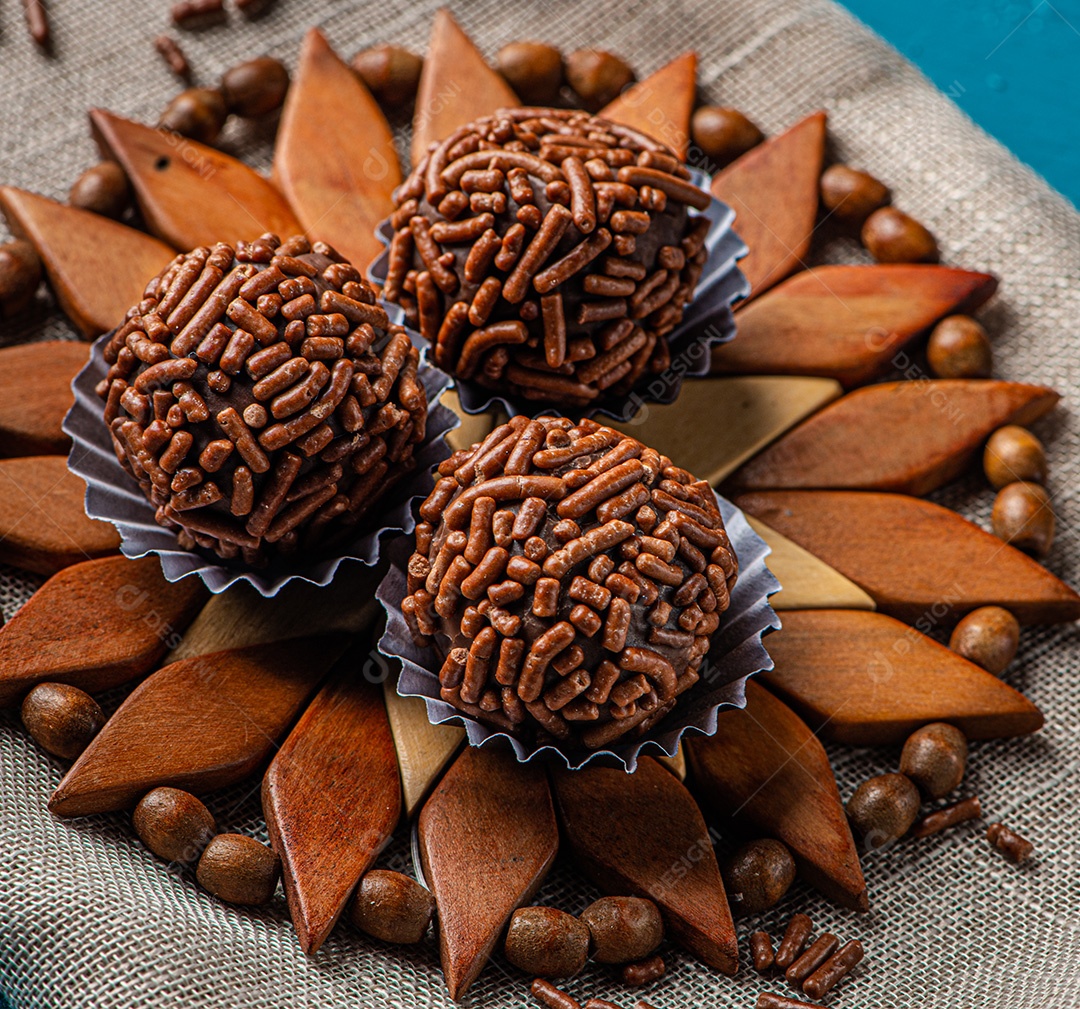 BRIGADEIRO: um dos doces mais típicos da culinária brasileira à base de chocolate e leite condensado.