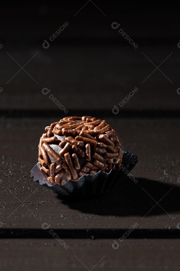 BRIGADEIRO: um dos doces mais típicos da culinária brasileira à base de chocolate e leite condensado.
