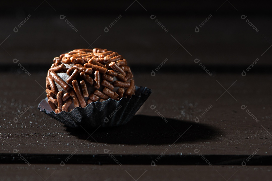 BRIGADEIRO: um dos doces mais típicos da culinária brasileira à base de chocolate e leite condensado.