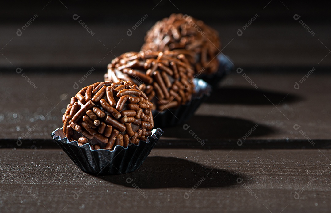 BRIGADEIRO: um dos doces mais típicos da culinária brasileira à base de chocolate e leite condensado.