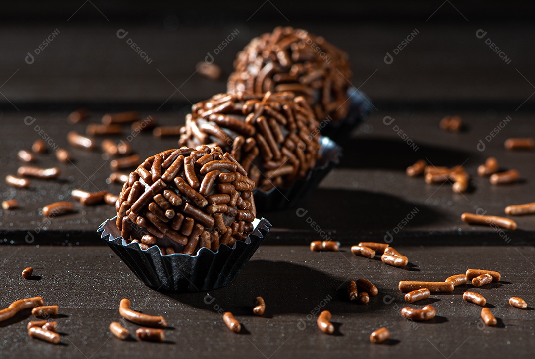 BRIGADEIRO: um dos doces mais típicos da culinária brasileira à base de chocolate e leite condensado.
