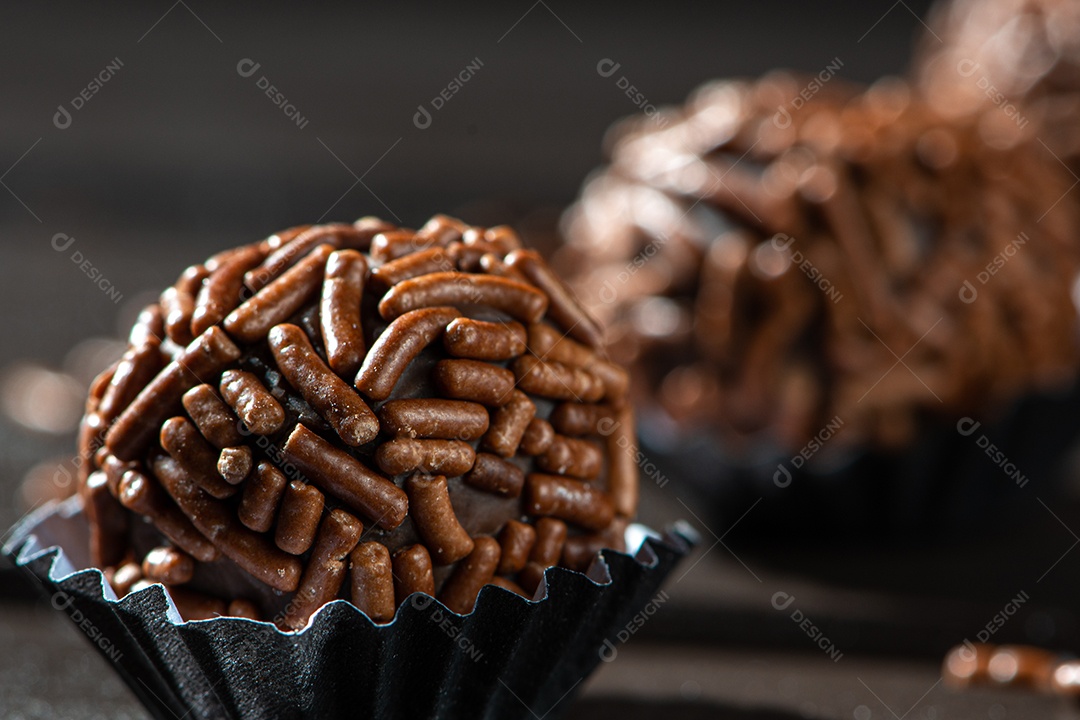 BRIGADEIRO: um dos doces mais típicos da culinária brasileira à base de chocolate e leite condensado.