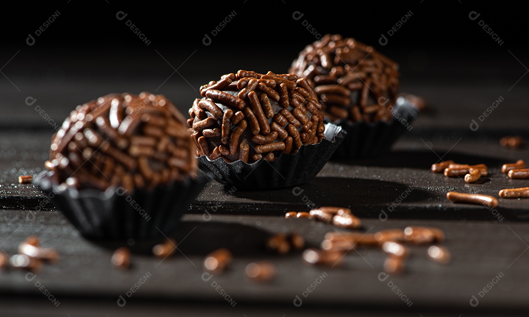 BRIGADEIRO: um dos doces mais típicos da culinária brasileira à base de chocolate e leite condensado.