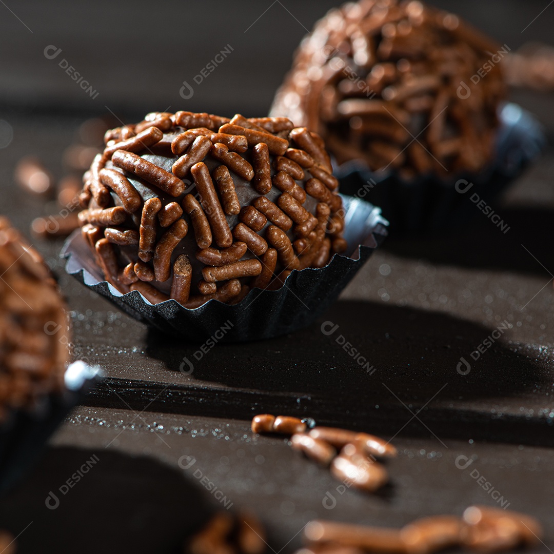 BRIGADEIRO: um dos doces mais típicos da culinária brasileira à base de chocolate e leite condensado.