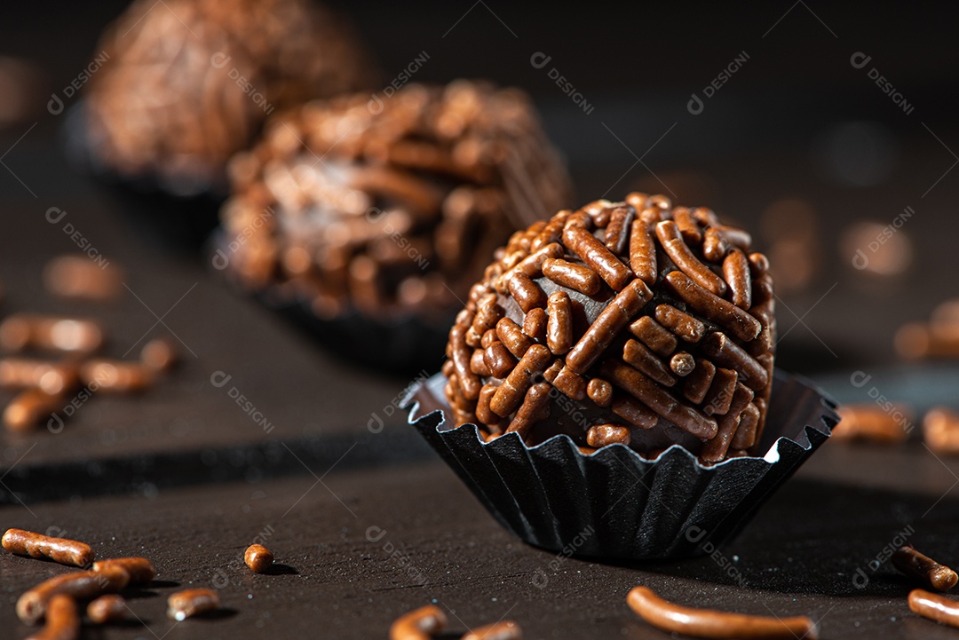 BRIGADEIRO: um dos doces mais típicos da culinária brasileira à base de chocolate e leite condensado.
