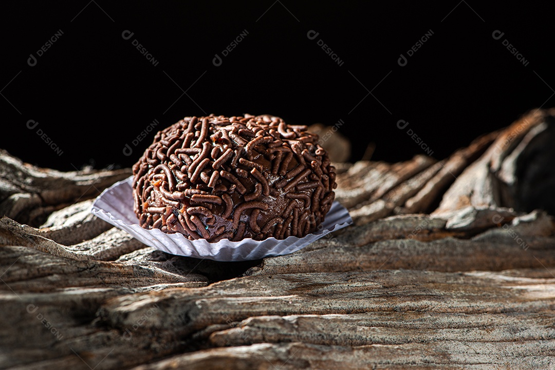 BRIGADEIRO: um dos doces mais típicos da culinária brasileira à base de chocolate e leite condensado.