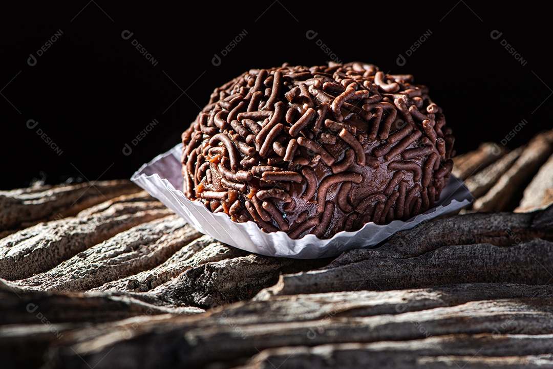 BRIGADEIRO: um dos doces mais típicos da culinária brasileira à base de chocolate e leite condensado.