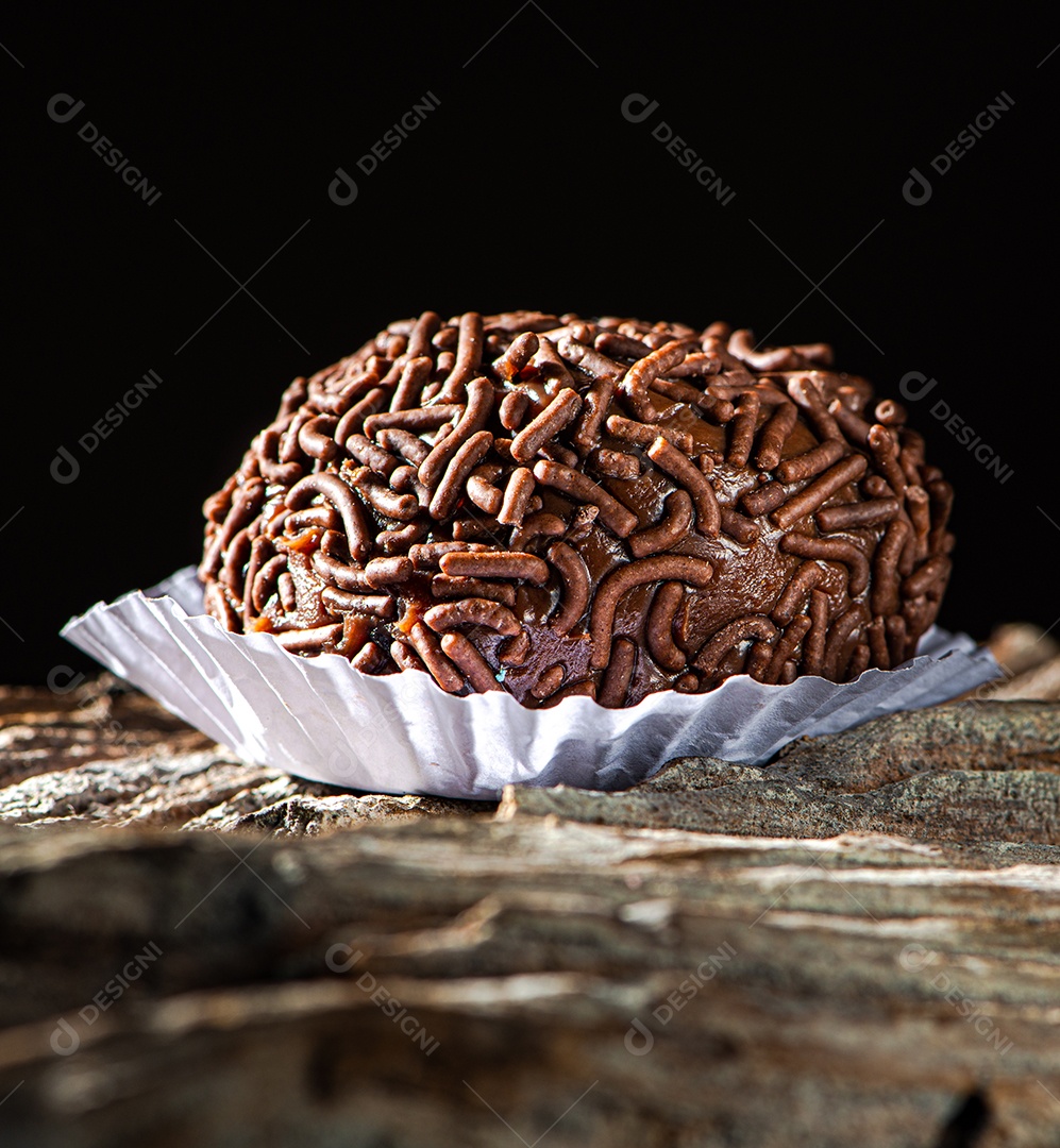 BRIGADEIRO: um dos doces mais típicos da culinária brasileira à base de chocolate e leite condensado.