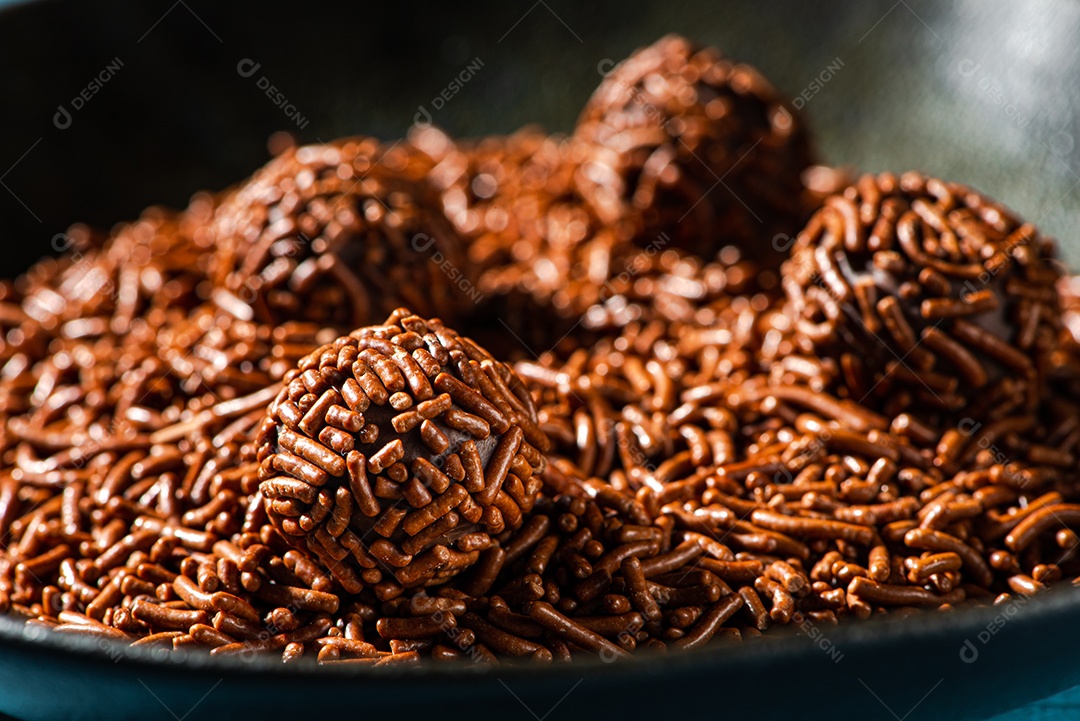 BRIGADEIRO: um dos doces mais típicos da culinária brasileira à base de chocolate e leite condensado.