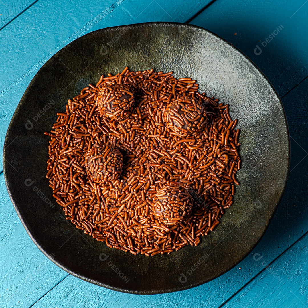 BRIGADEIRO: um dos doces mais típicos da culinária brasileira à base de chocolate e leite condensado.