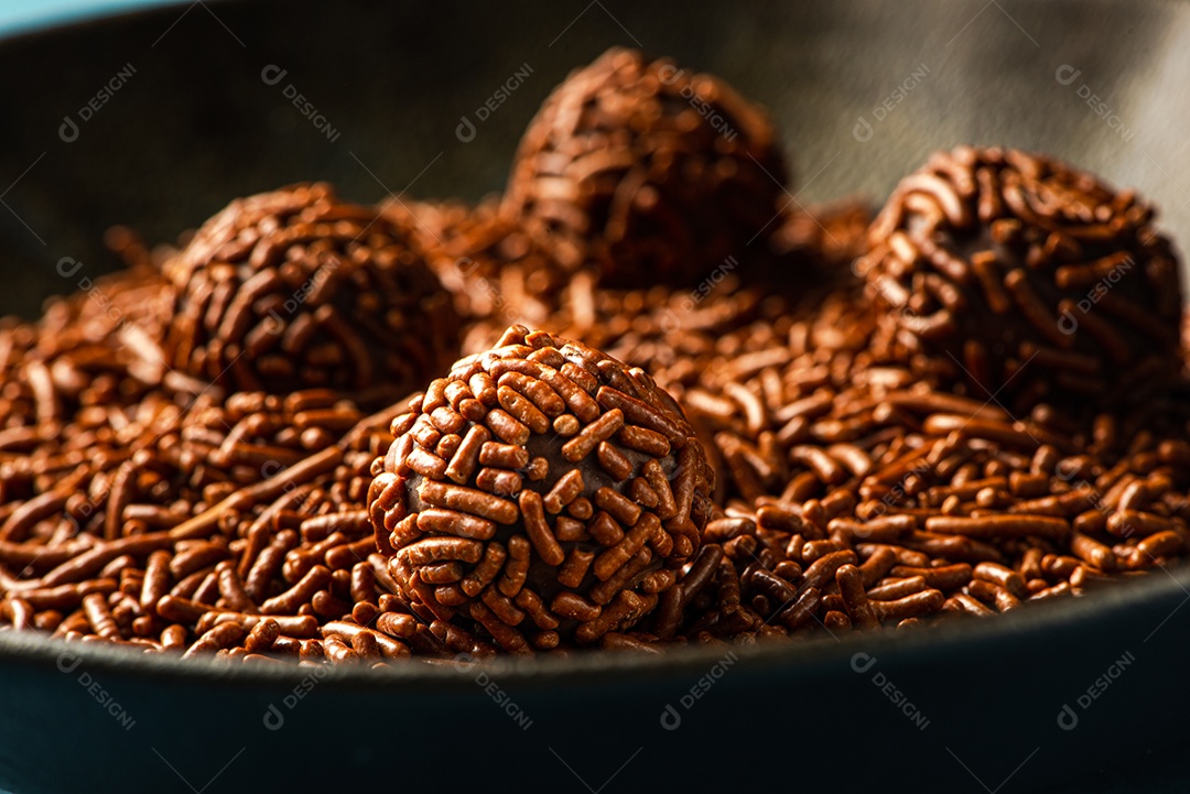 BRIGADEIRO: um dos doces mais típicos da culinária brasileira à base de chocolate e leite condensado.