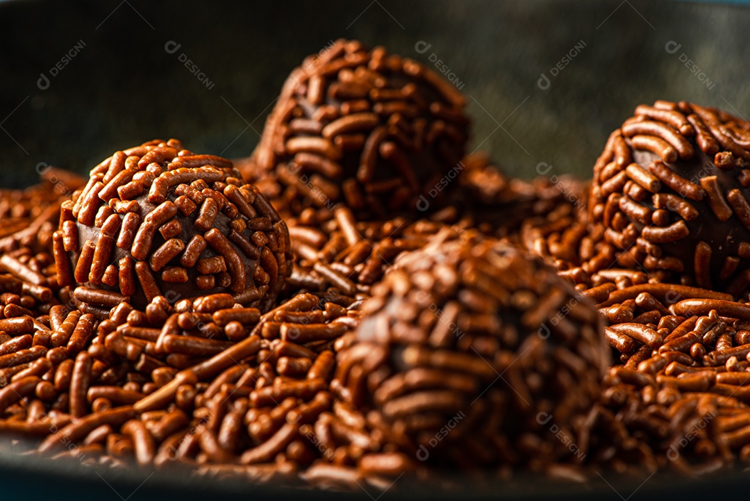 BRIGADEIRO: um dos doces mais típicos da culinária brasileira à base de chocolate e leite condensado.