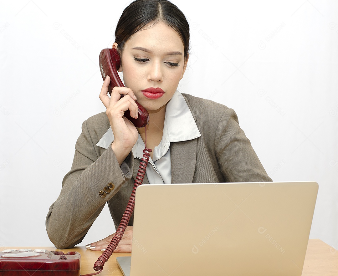 Empresária vestindo terno cinza, ela está feliz e sorrindo.