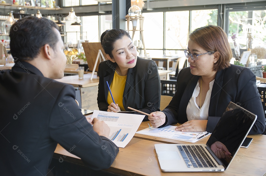 Porta aberta com iluminação pública agradável no exterior, ambiente