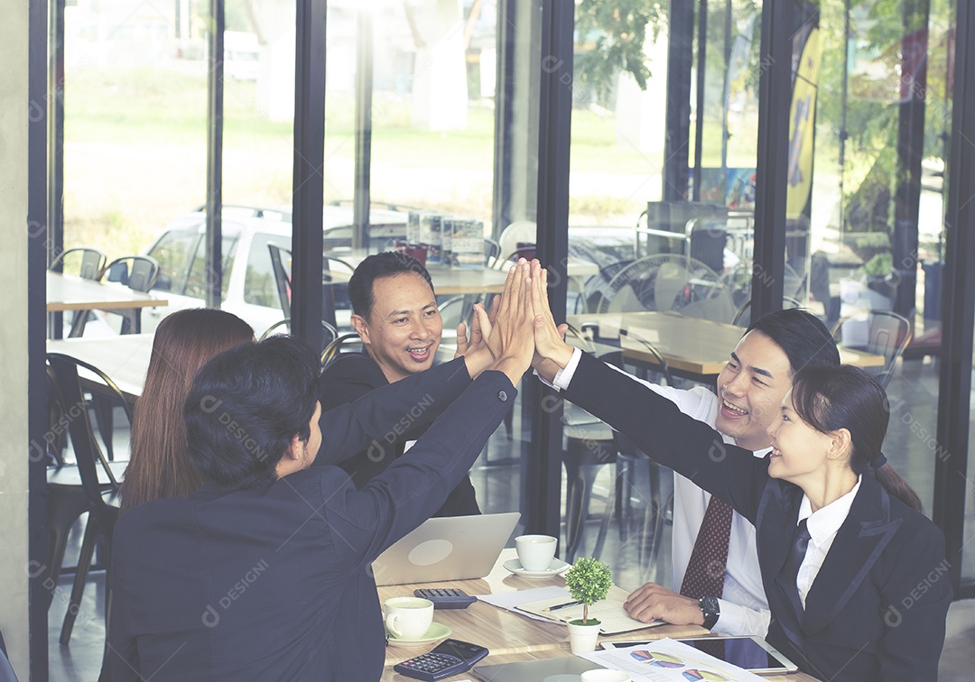 Equipe de negócios toque sua mão para o sucesso.