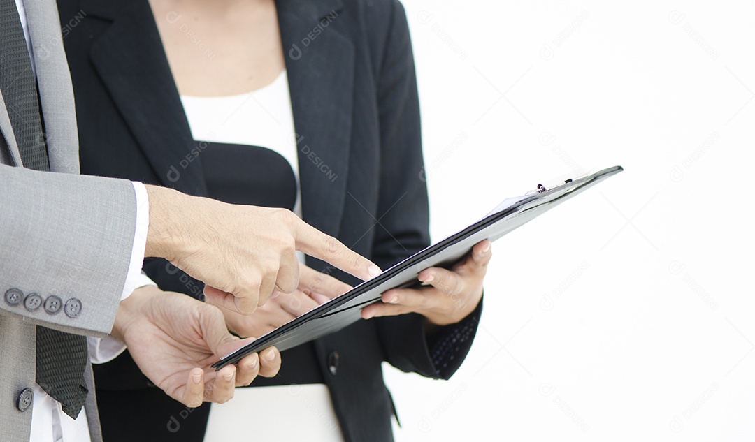 Empresário e empresária falam sobre trabalho