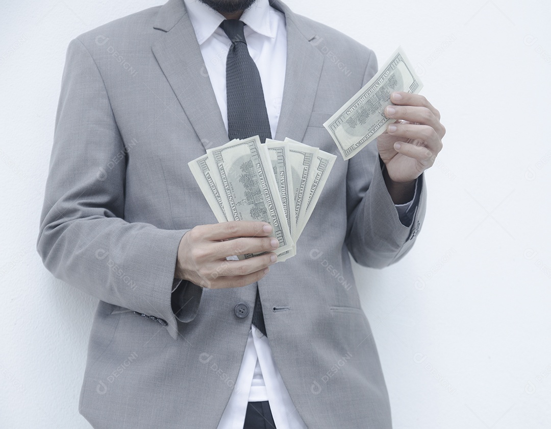 Empresário contando dinheiro e rico