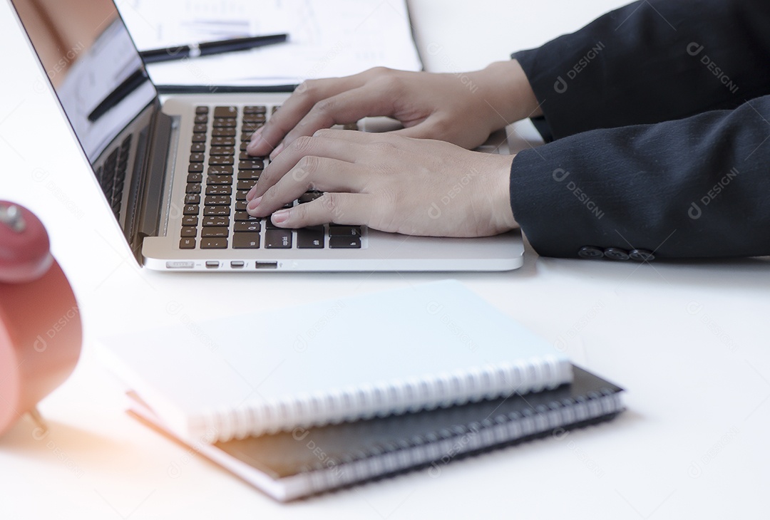 Empresária digitando no laptop no escritório