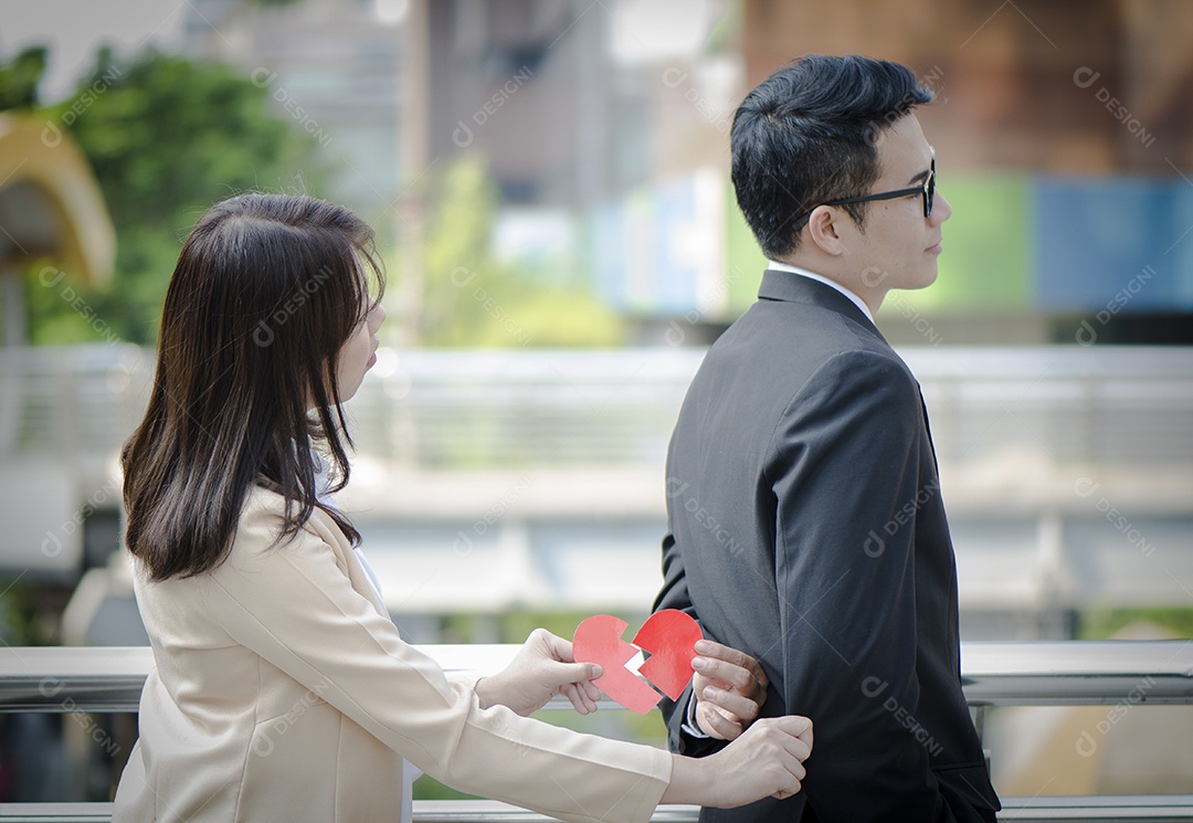 Casal segurando coração partido