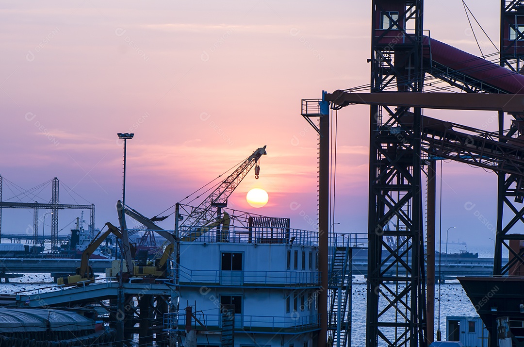 Indústria pesada e equipamentos, construção no pôr do sol