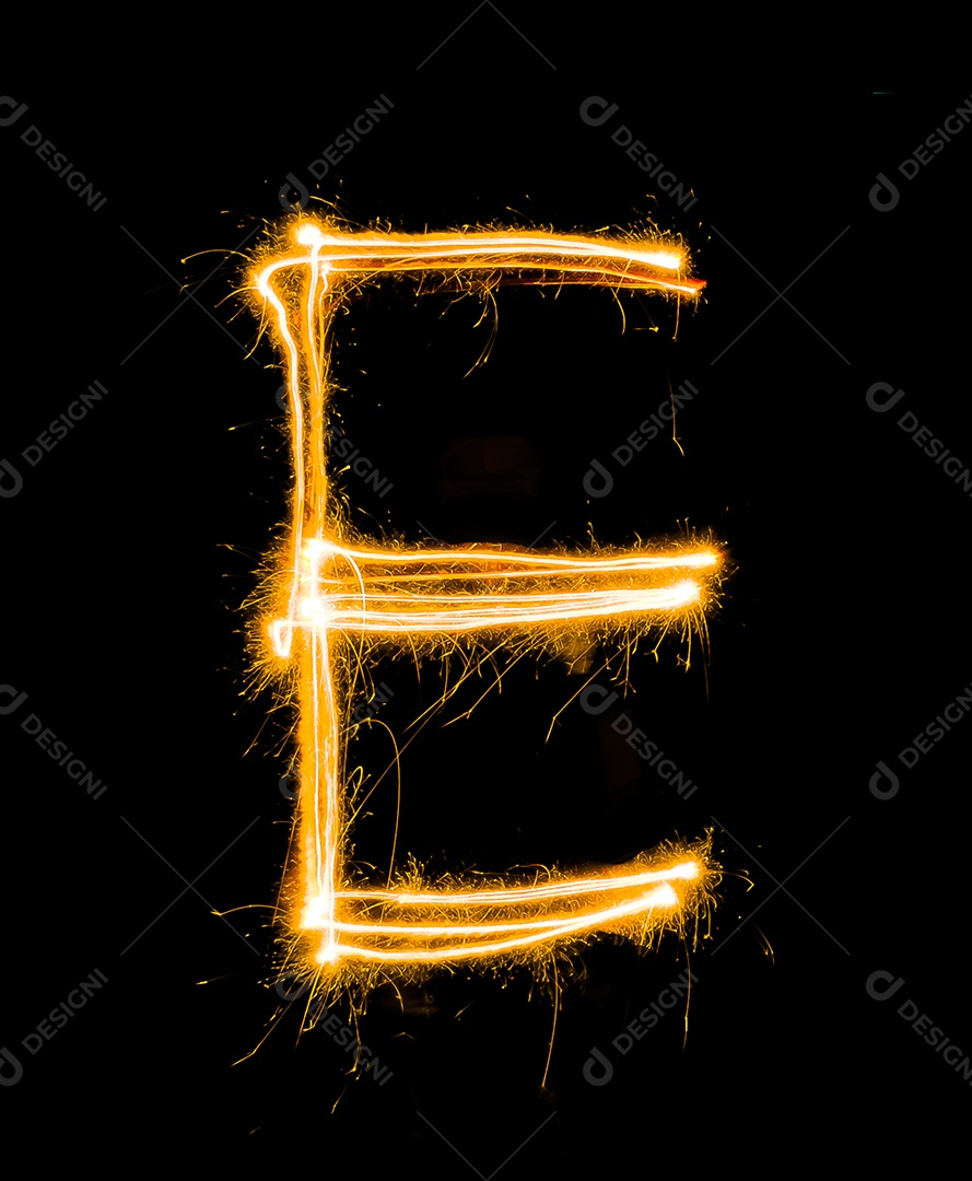 Luz pintando E em fundo preto, desfoque