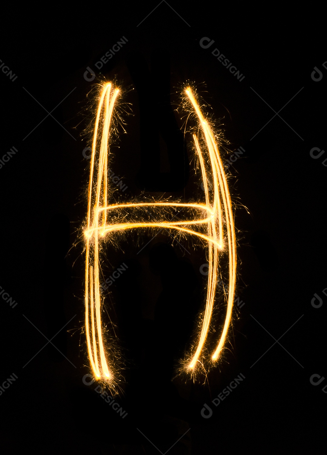 Pintura clara H em fundo preto, desfoque