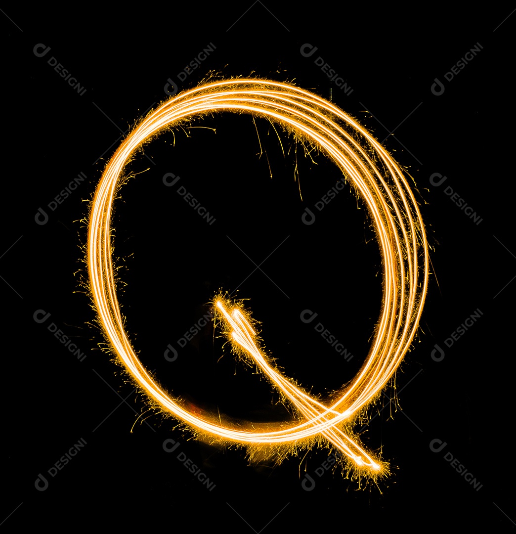 luz pintando Q em fundo preto, desfoque