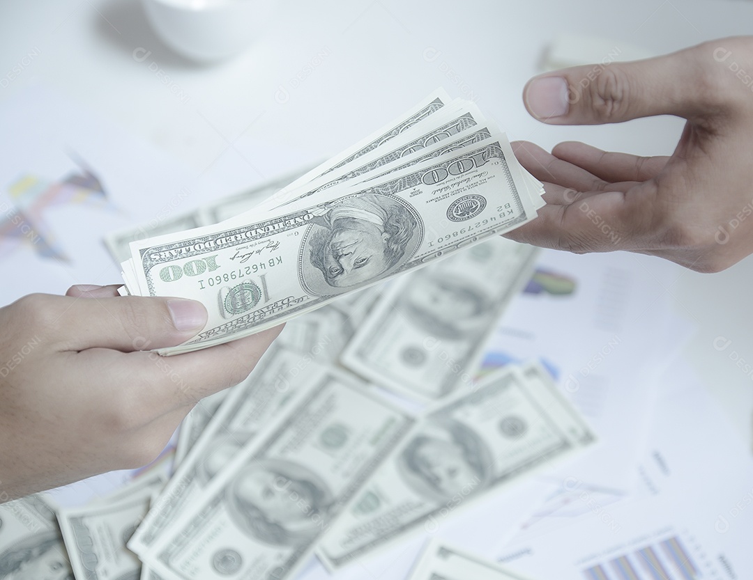 Pessoas dão dinheiro à mão fazendo negócios juntos.