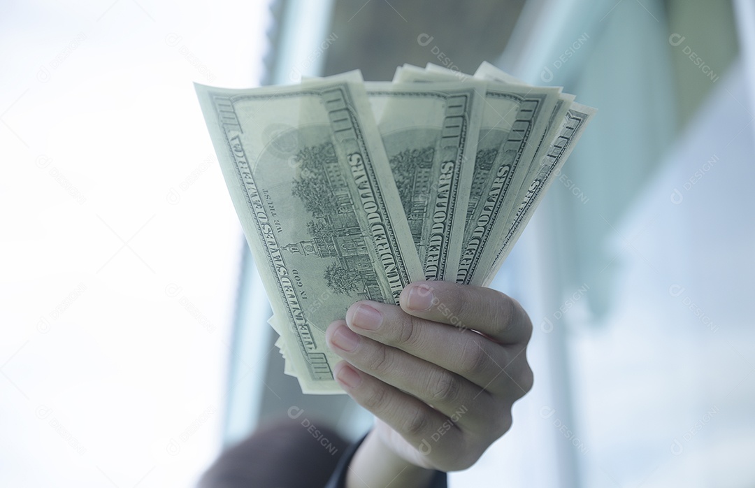 Pessoa dando dinheiro à mão