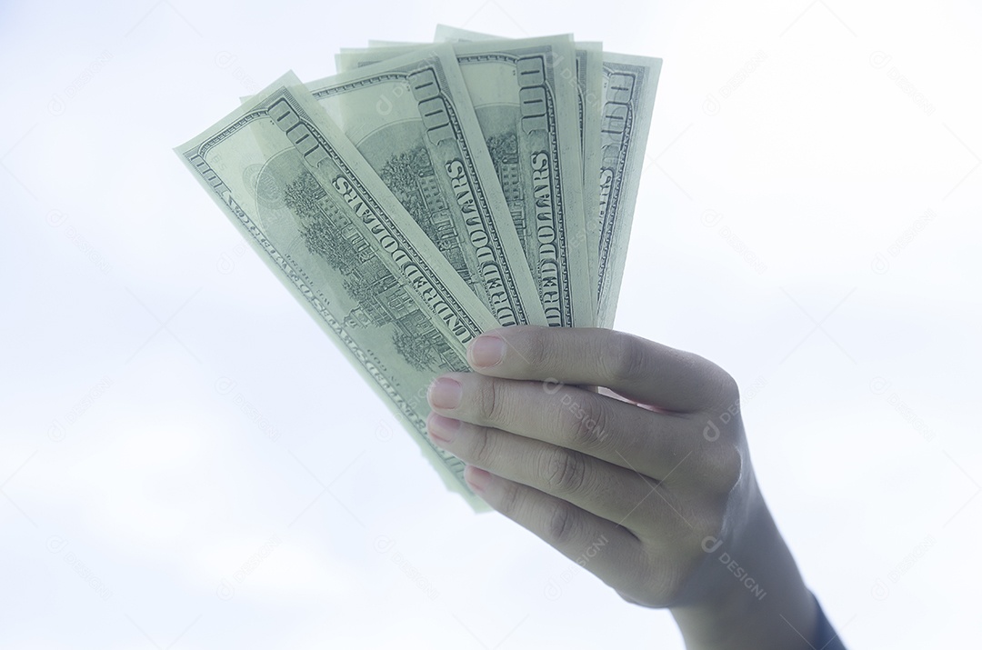 Pessoa dando dinheiro à mão