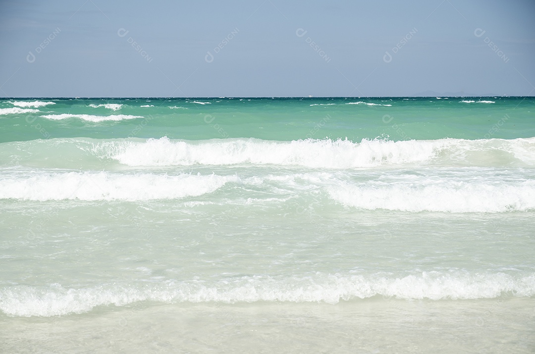 Superfície do mar azul e ondas brancas