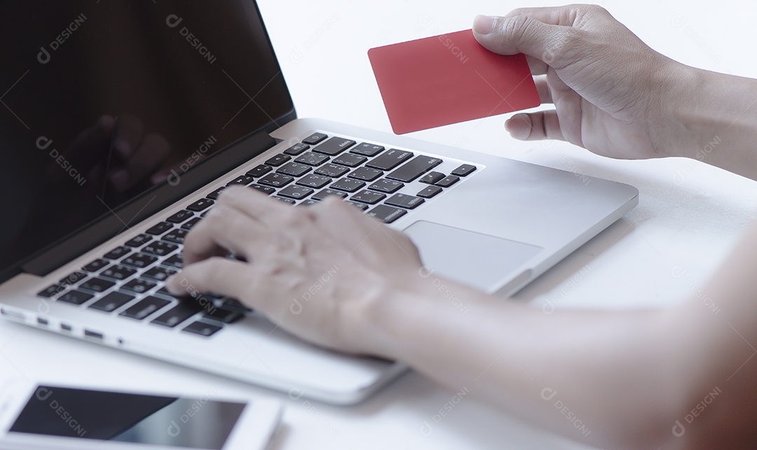 Compras, comprar, vender, pagar online pelo celular ou computador e cartão de crédito