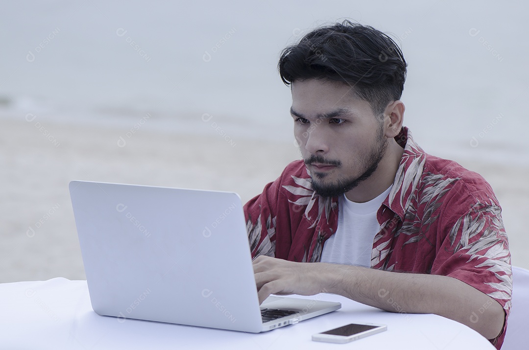 jovem usa laptop atentamente, fundo do mar