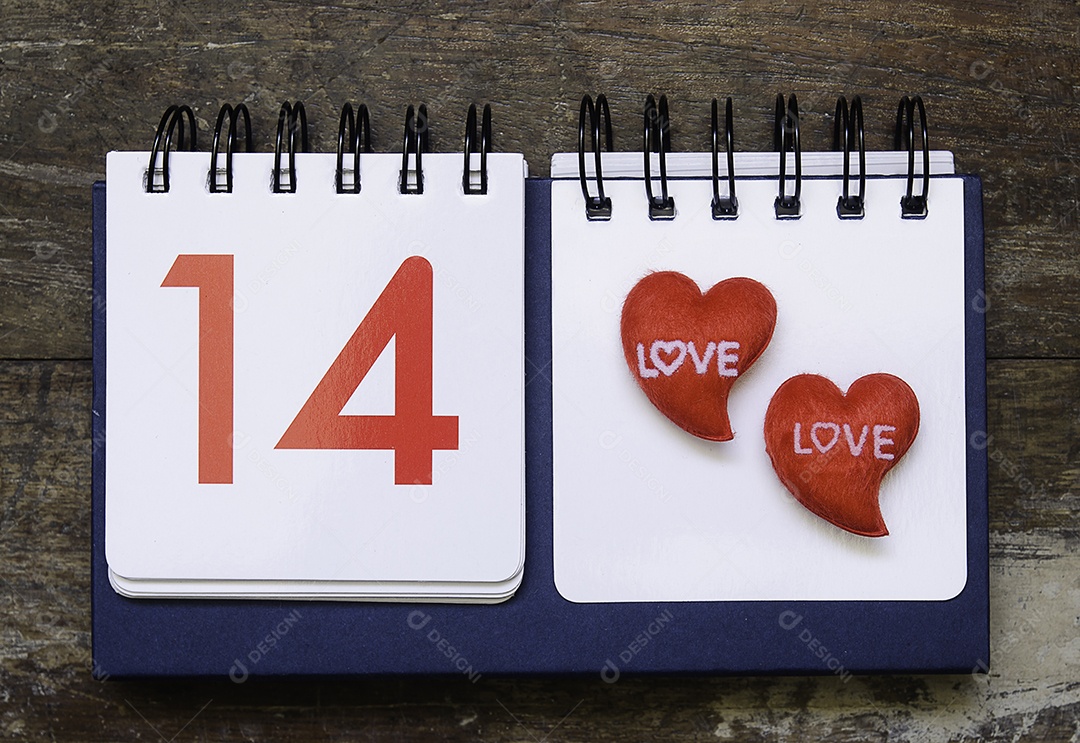 Dia dos Namorados com dois corações na madeira