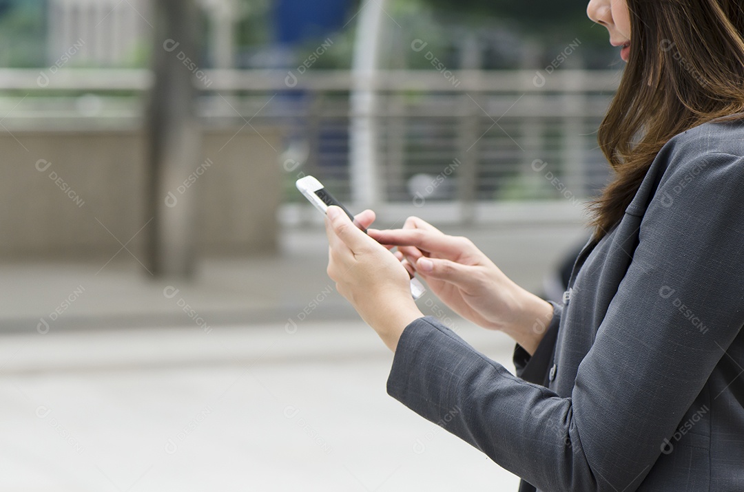 Mulher de negócios usando celular e sorriso e feliz