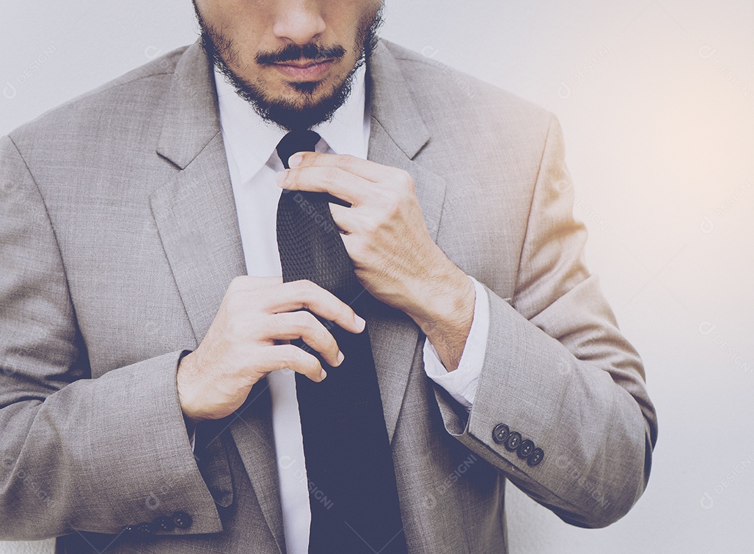 Homem de negócios tocando em gravata