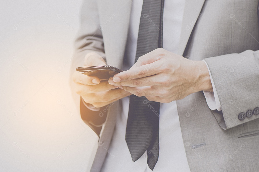 Aplicações de comunicações de homem de negócios ao ar livre