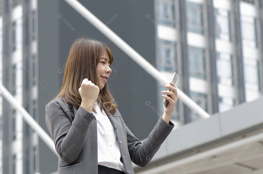 Mulheres usando laptop em casa