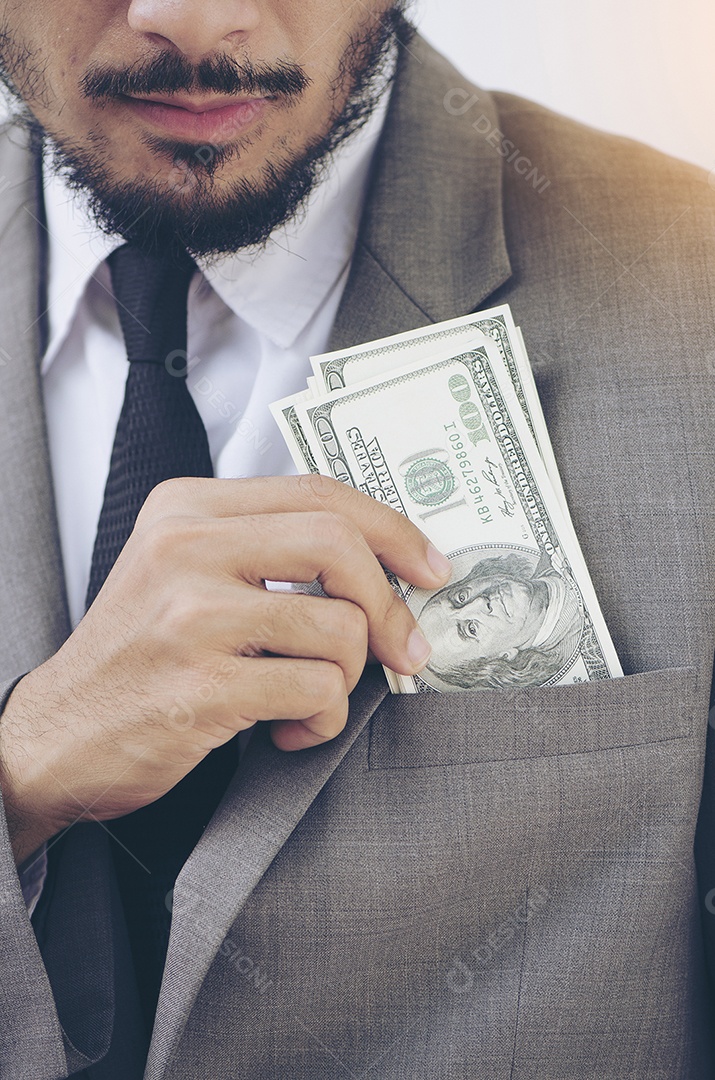 Empresário tirou dinheiro do bolso