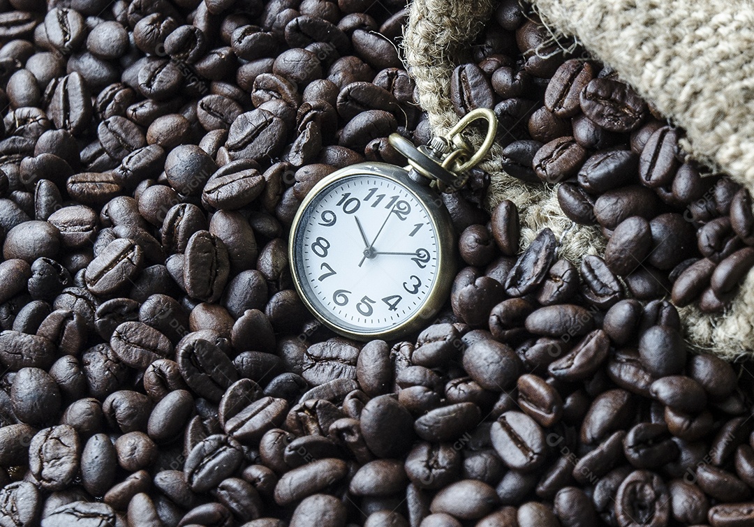 Relógio no fundo do café