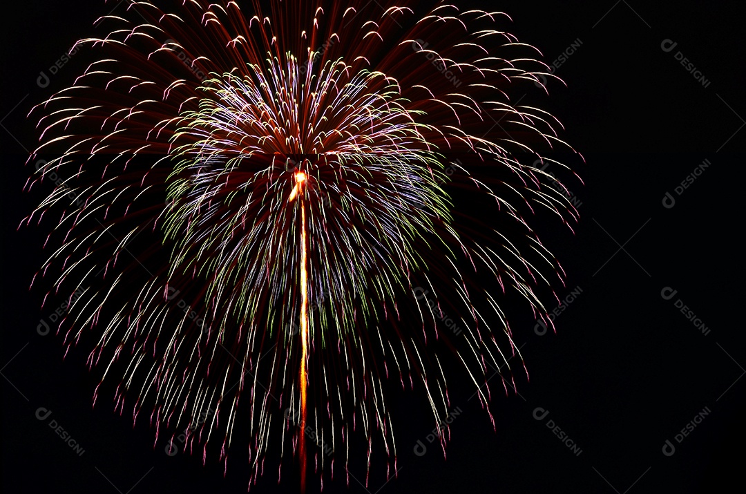 Fogos de artifício coloridos em fundo preto