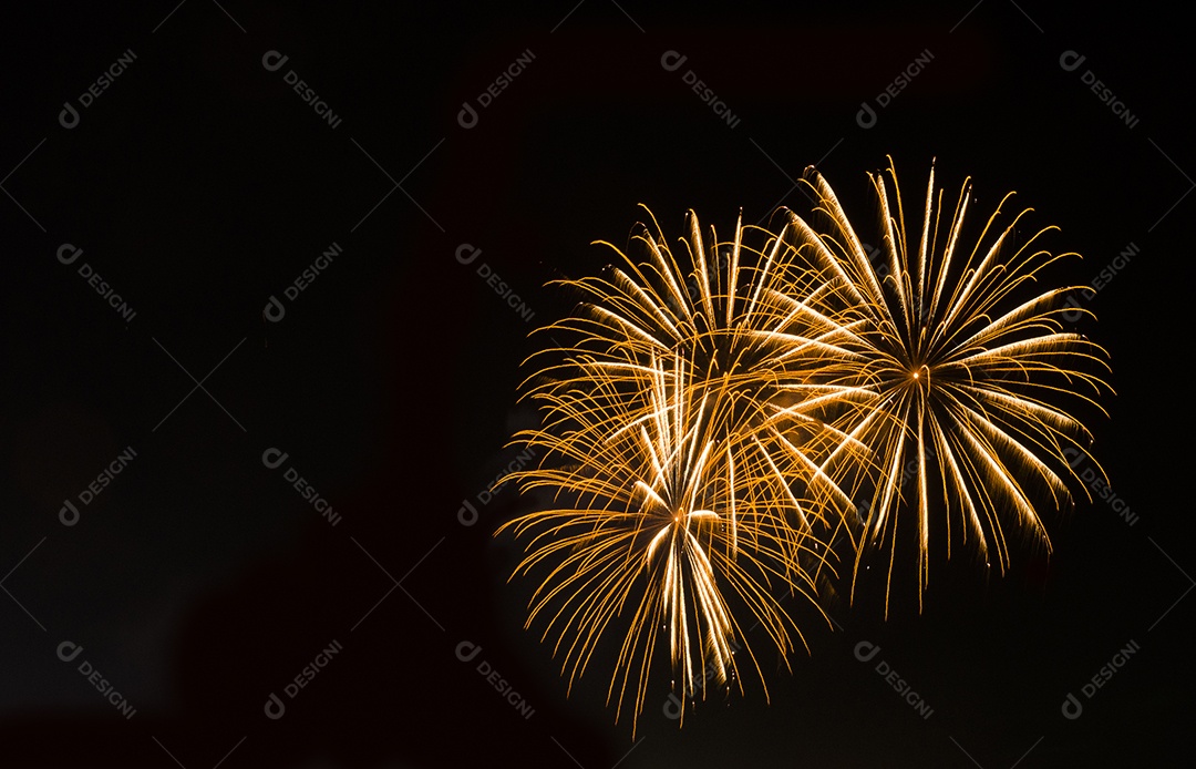 Fogos de artifício coloridos em fundo preto