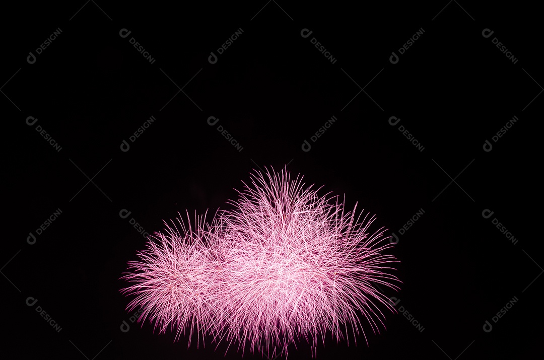 Fogos de artifício coloridos em fundo preto