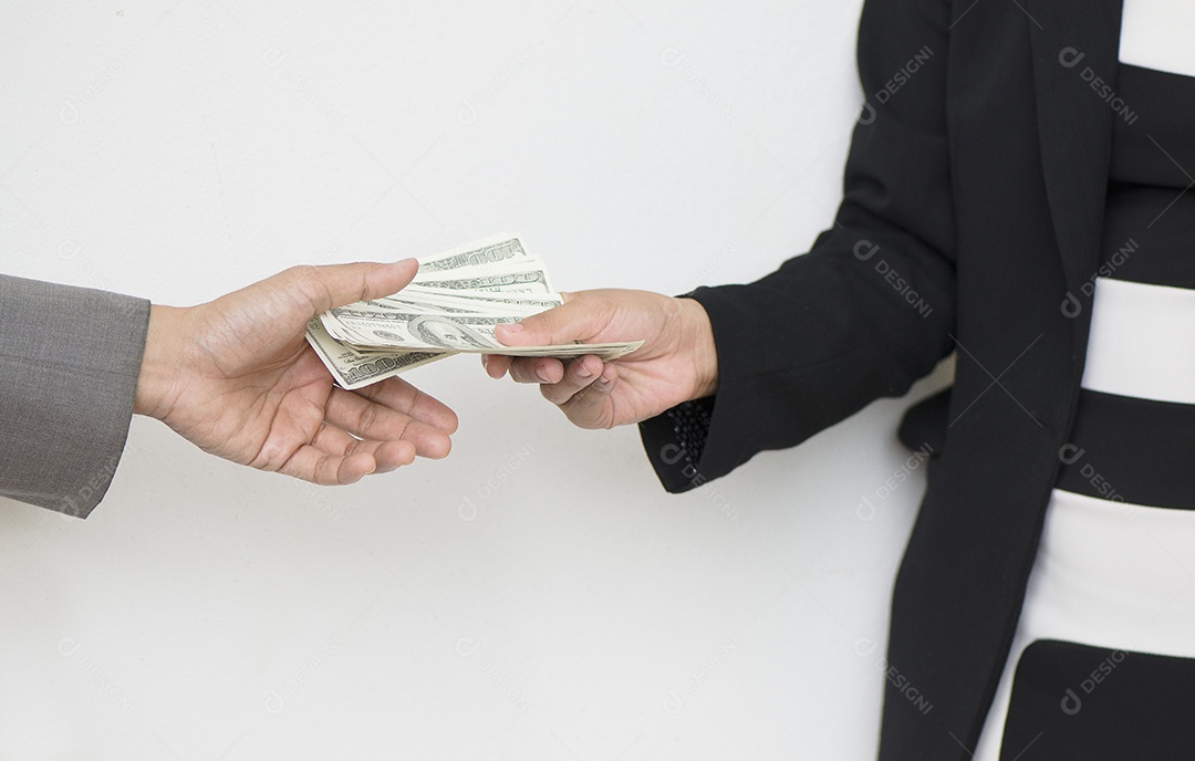 Pessoa dando dinheiro à mão