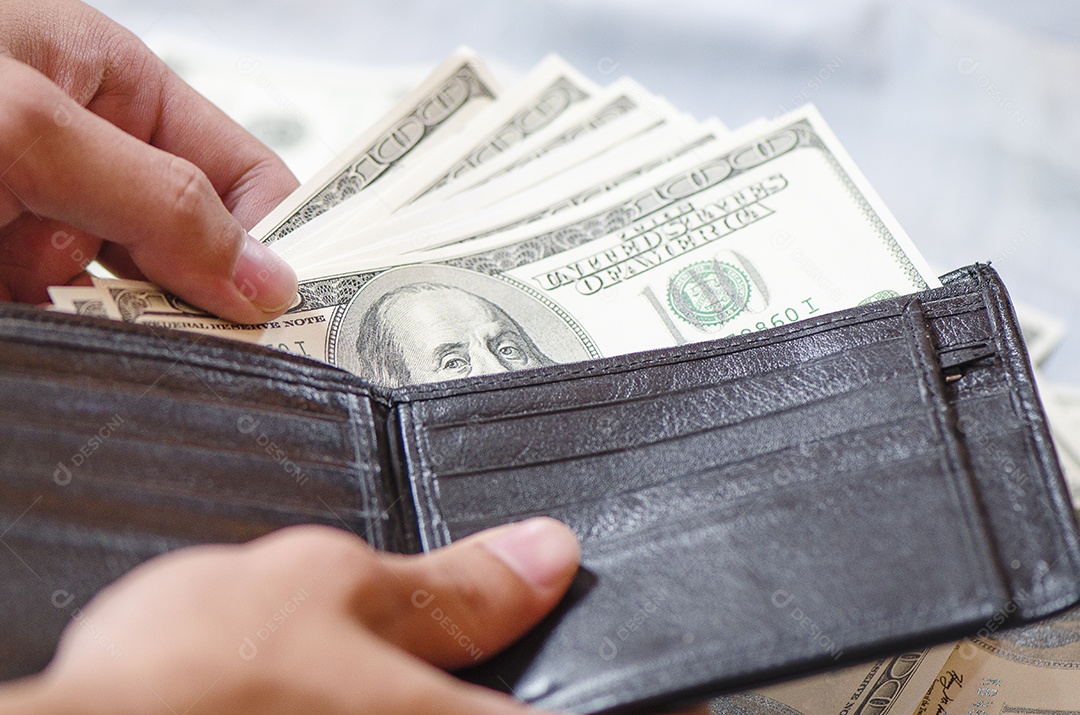 Tirar dinheiro da bolsa