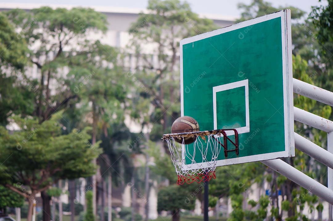 Atirar basquete no aro
