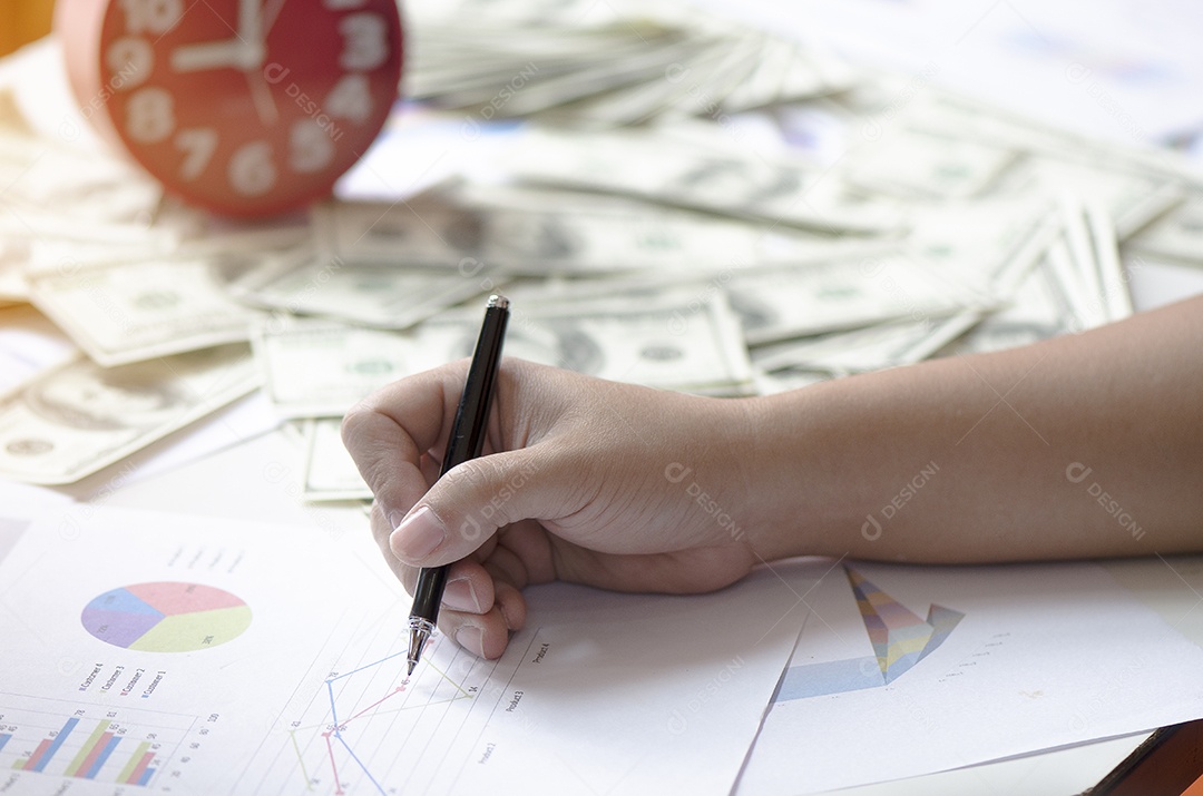 Relatório de gráfico de estoque com caneta e dinheiro, relógio