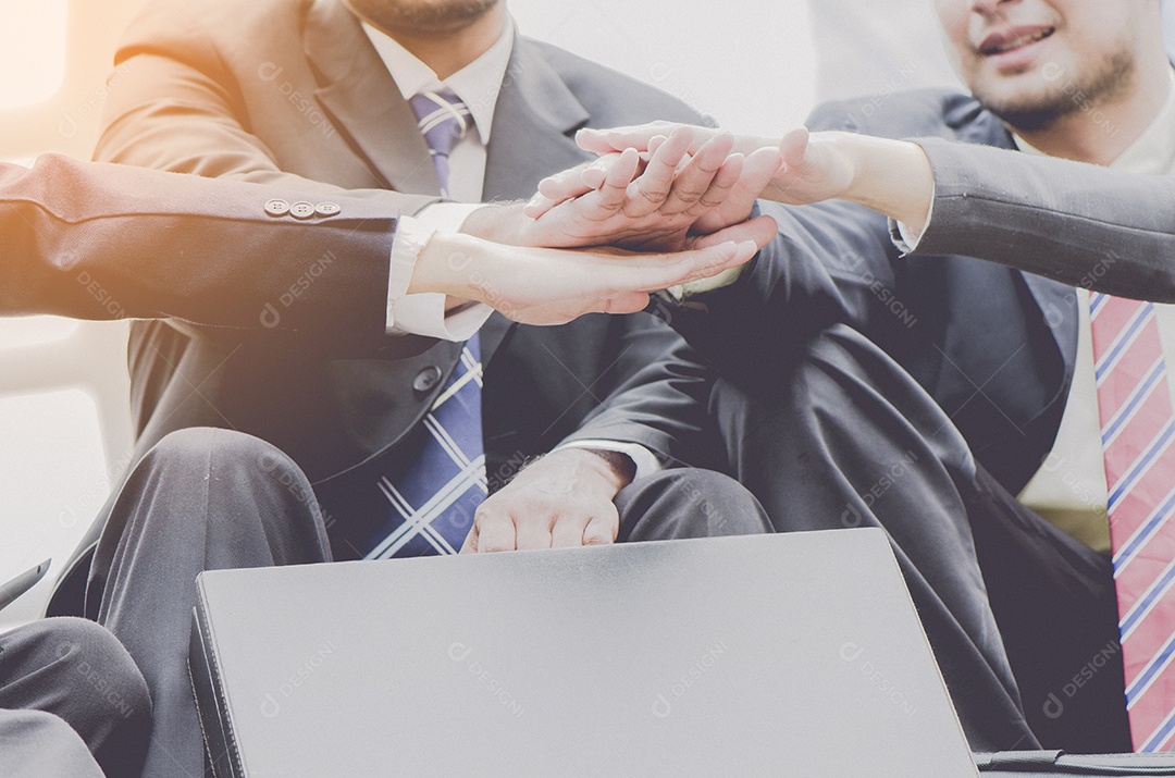 Colegas de trabalho mãos sobre mãos