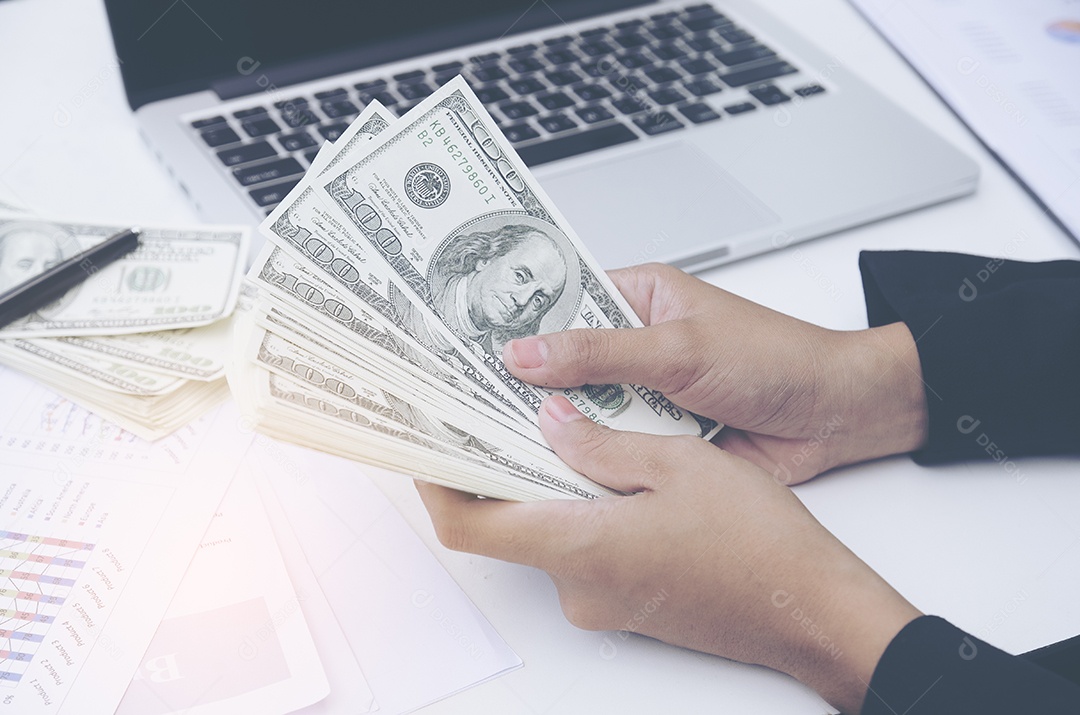 mulher ganhar dinheiro com negócios online