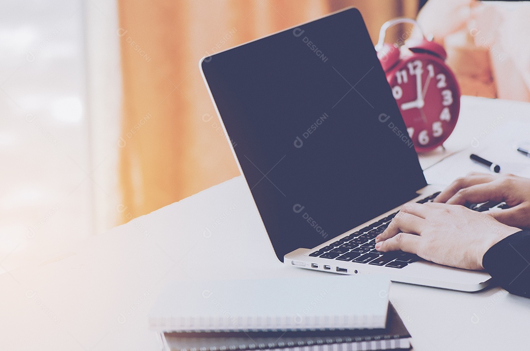 Mulheres usando laptop no escritório